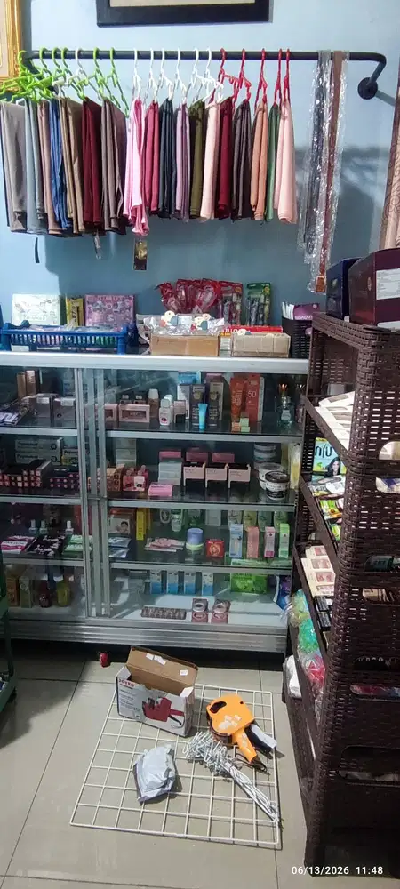 Toko kosmetik, hijab, dll.