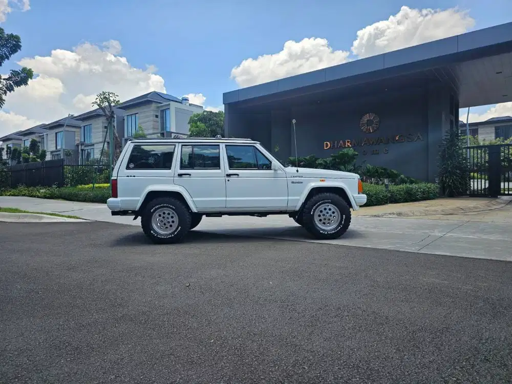 JEEP CHEROKEE XJ ’94 , LIMITED - AT, ENAK DILIAT
