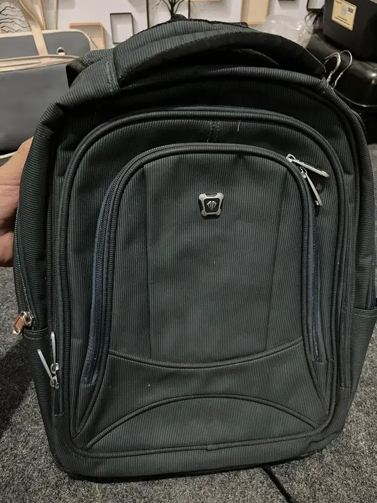Tas kerja atau sekolah merek tracker