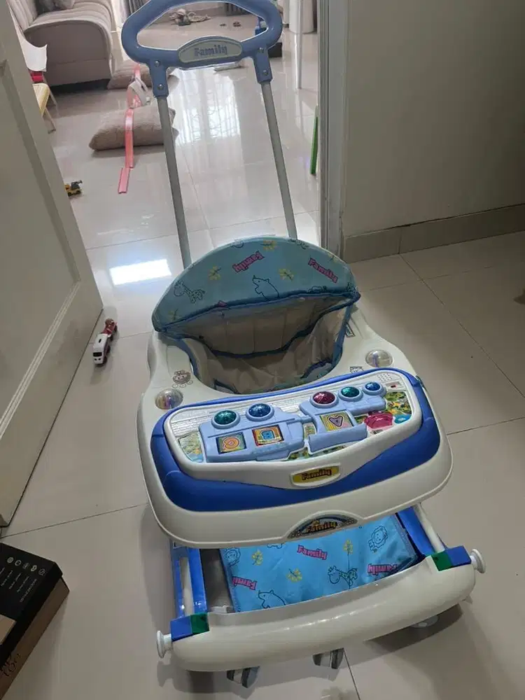 Roda Walker Family alat bantu jalan anak bayi