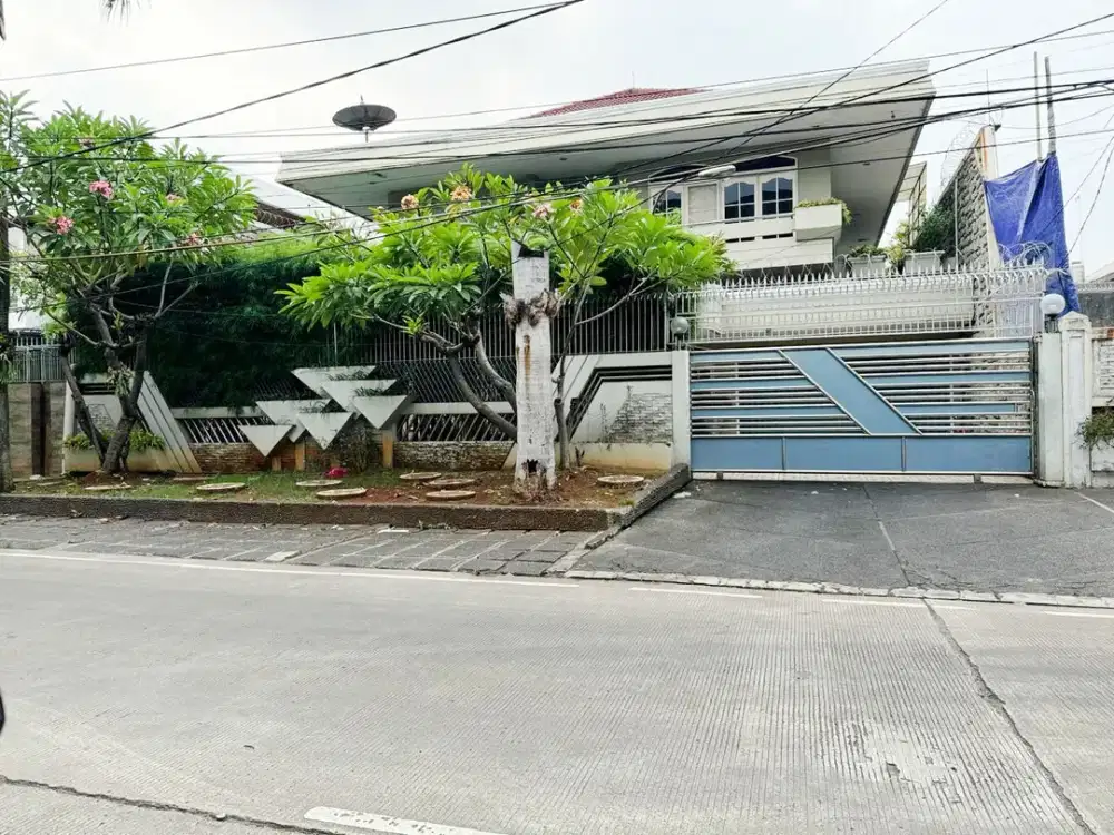 Rumah Mewah di Pluit Barat Raya, Penjaringan, Semi Furnished, 715M², 2 LT, SHM