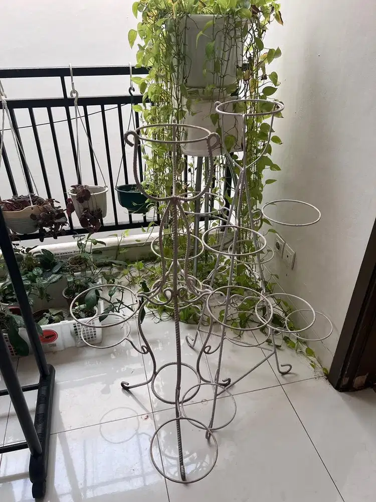 rak tanaman besi tempa.