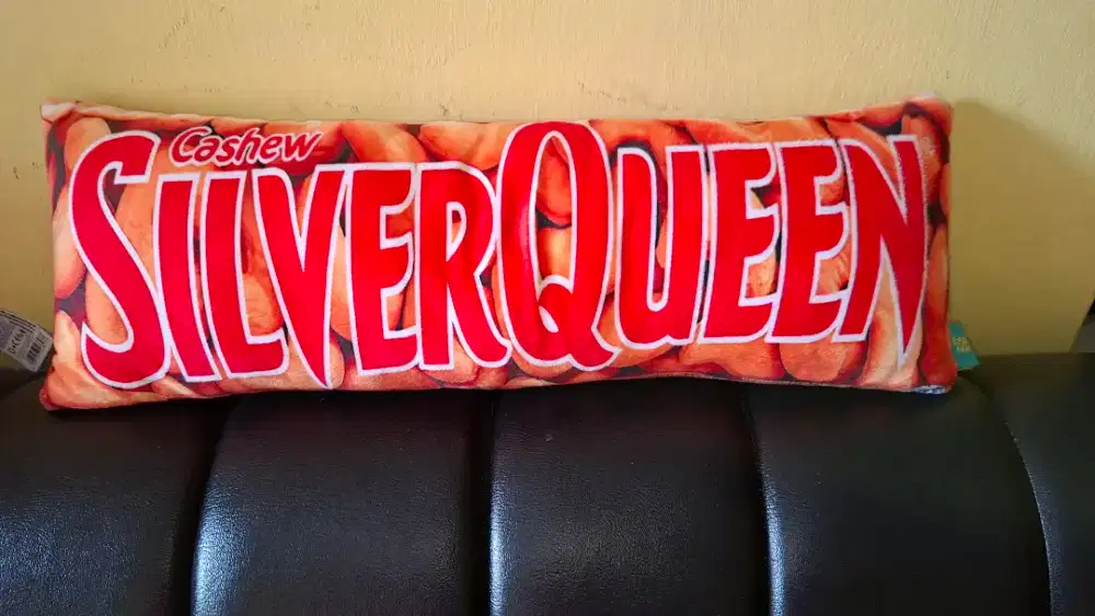 Boneka sofa, kamar Silverqueen