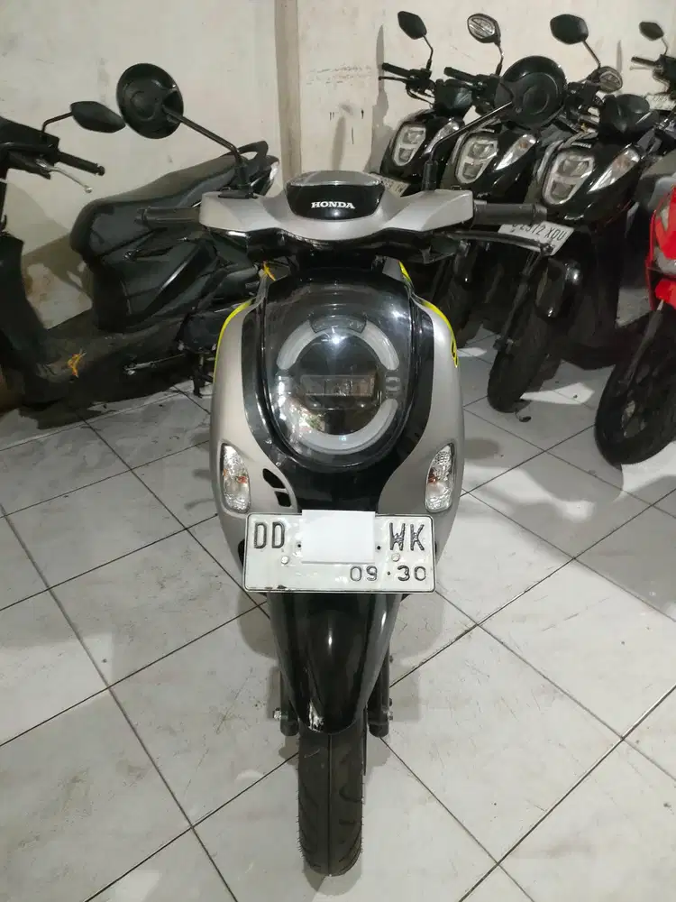 Honda Scoopy 2025 silver hitam