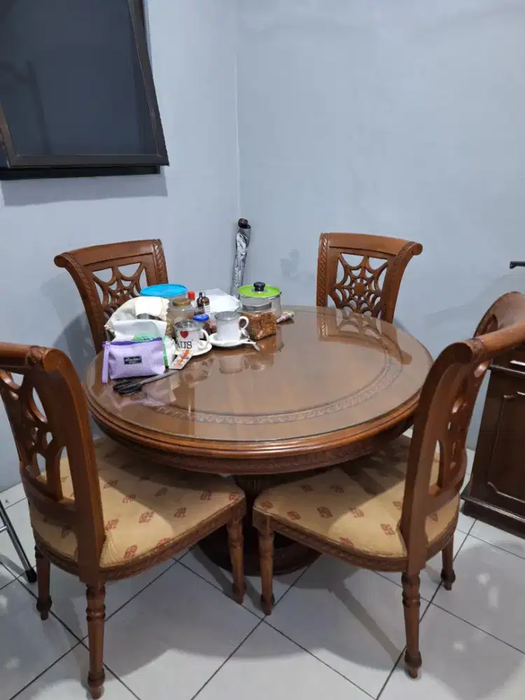 Meja makan bekas