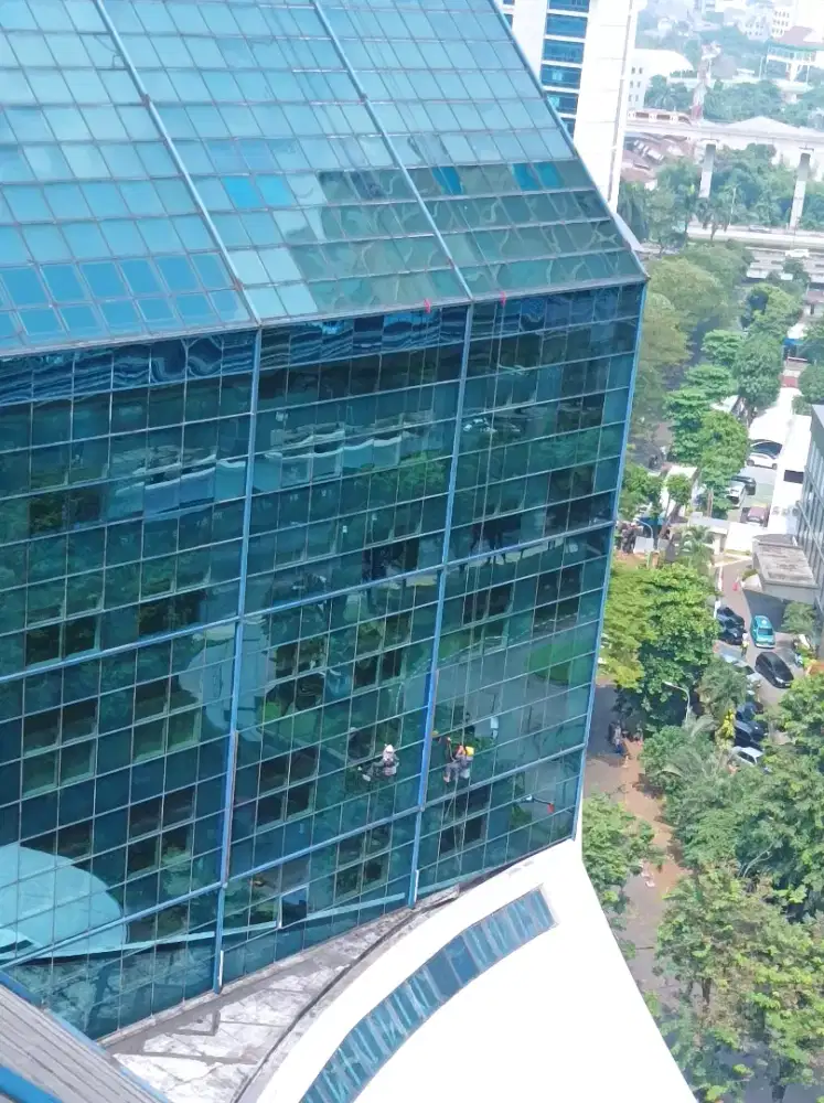 Jasa Pembersihan Kaca Gedung & ACP Luar Dalam – Profesional