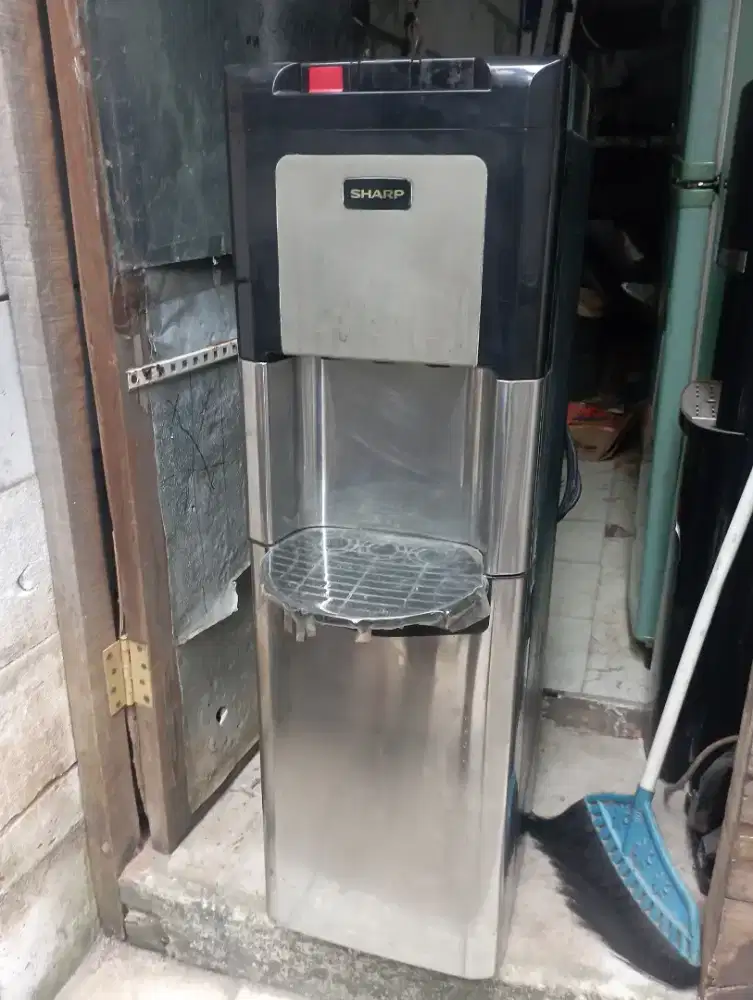 Dispenser merek sharp kondisi normal semua minat wa ya