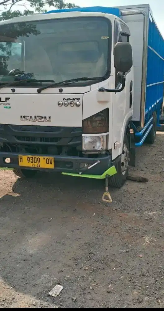 Isuzu nmr 71 putih simadu truk kayu