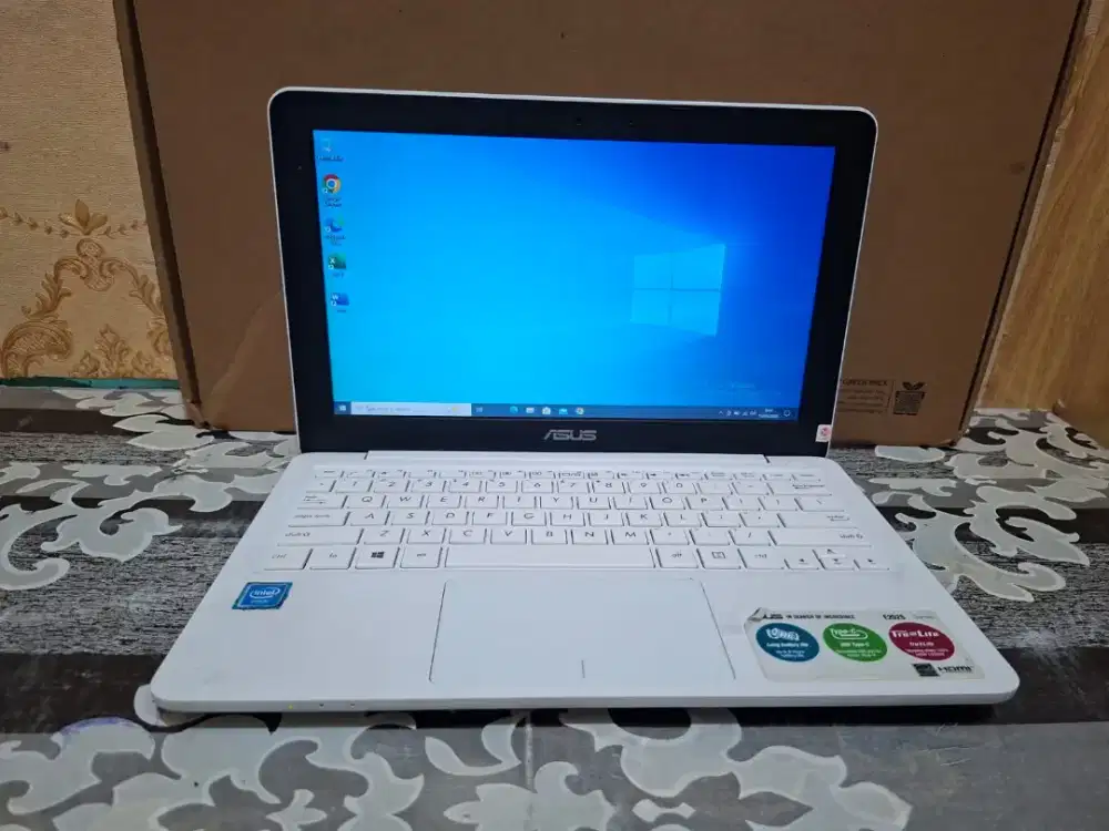 Asus E202SA Celeron N3060 RAM 2 GB HDD 500 GB Masih Bagus