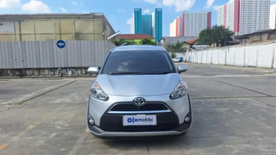 DP MURAH - Toyota Sienta 1.5 V Bensin-AT 2018 Silver