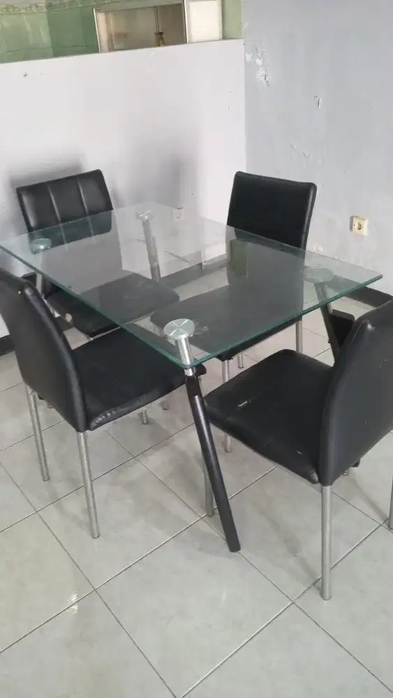 Meja makan 4 kursi merk informa