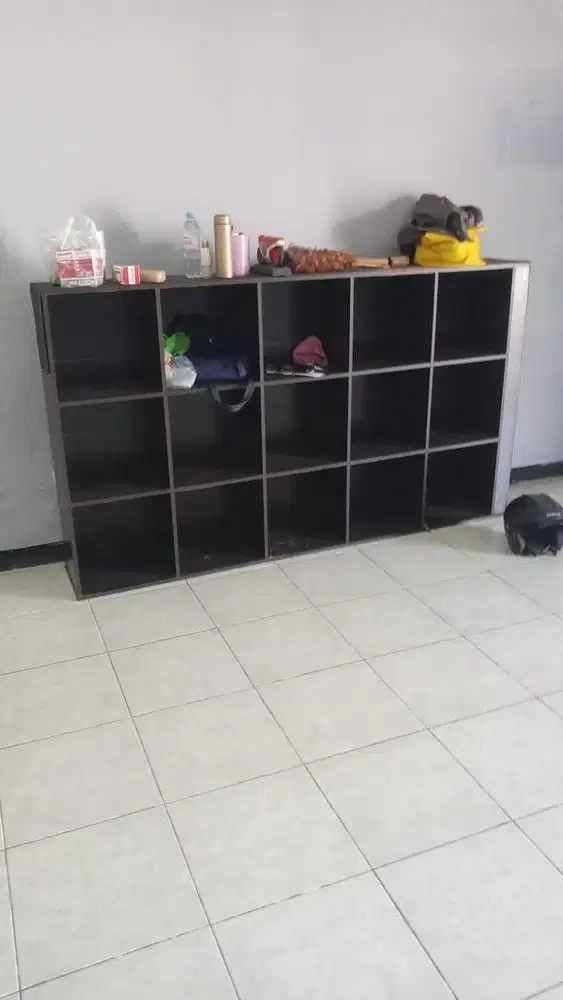 Lemari pajangan