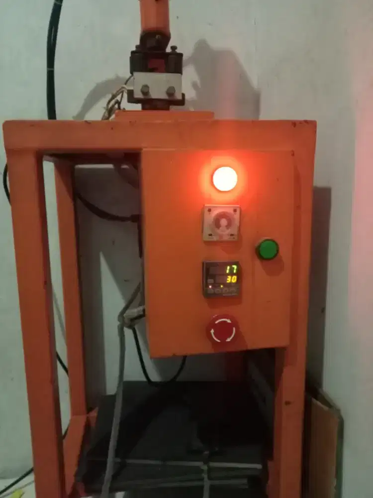 Mesin emboss otomatis