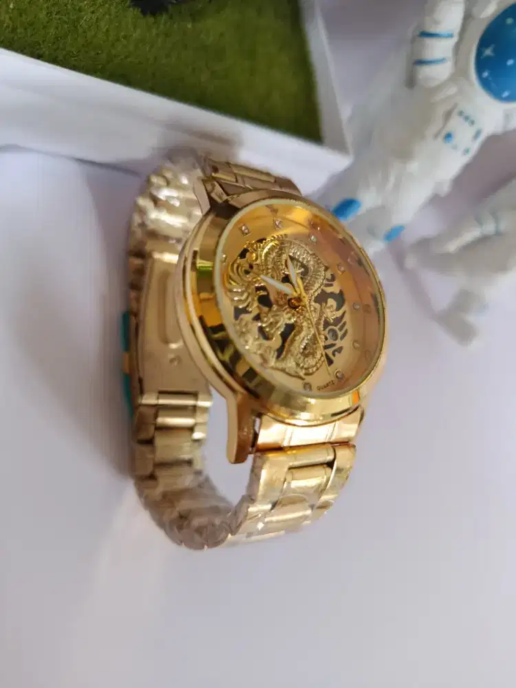 Jam tangan naga emas mewah dial 3d