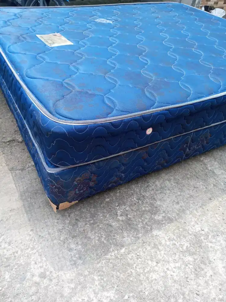 Di jual kasur UNILAND pakai dipan  ukuran QUEEN