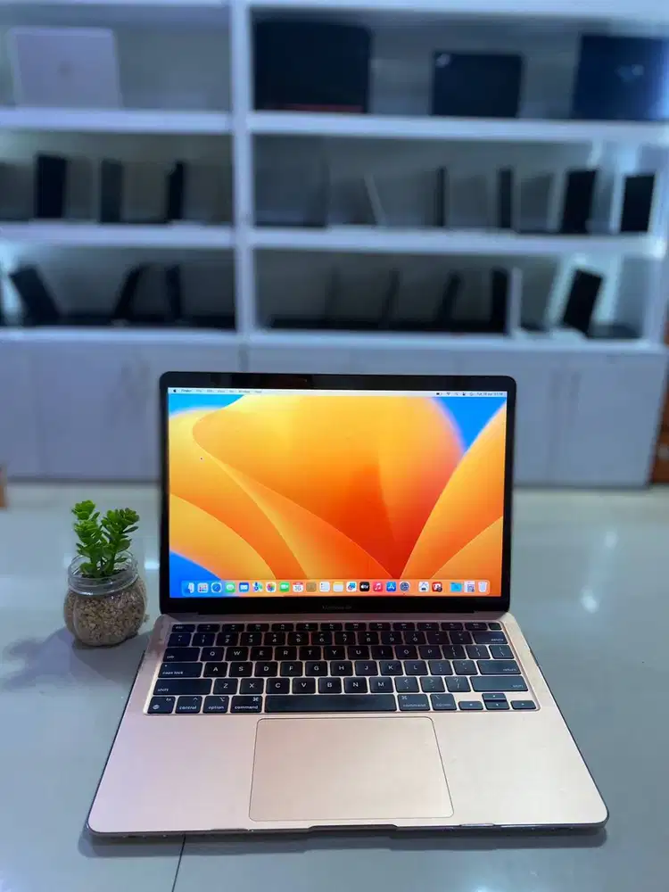 MACBOOK AIR 2020 M1 ROSE GOLD	M1 RAM 8 GB SSD 256 GB LAYAR  RETINA