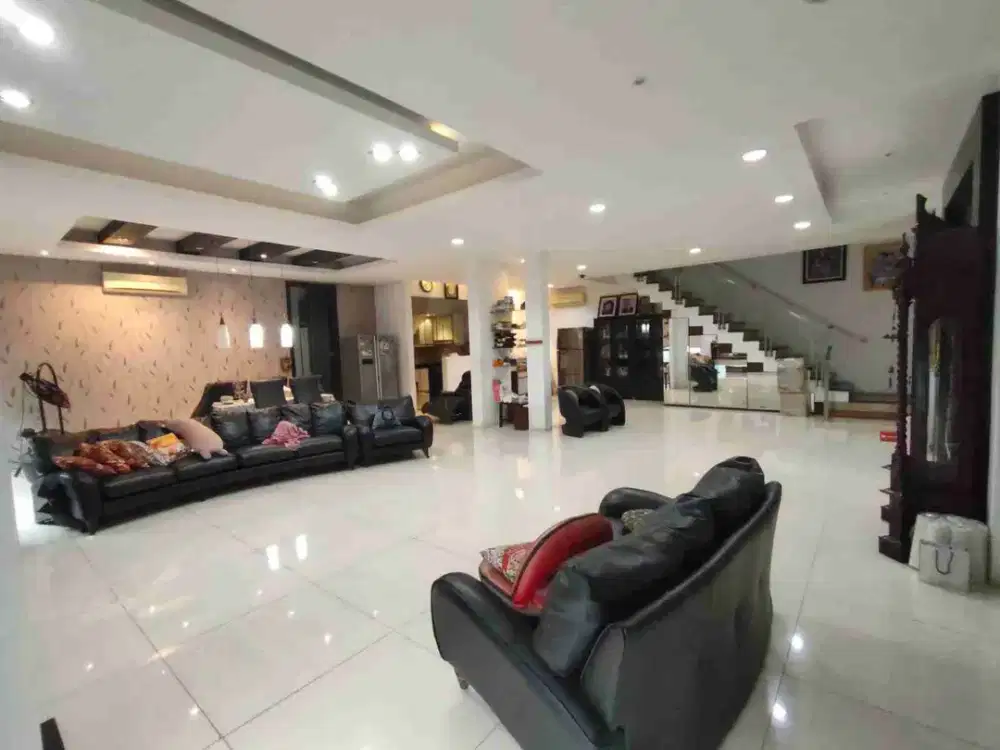 Rumah Mewah Meruya Utara - Hoek - Swimming Pool - Siap Huni.