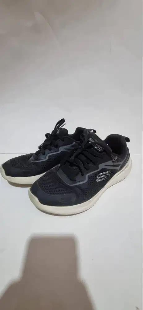 Sepatu hitam skhecers ultra light bisa untuk sekolah