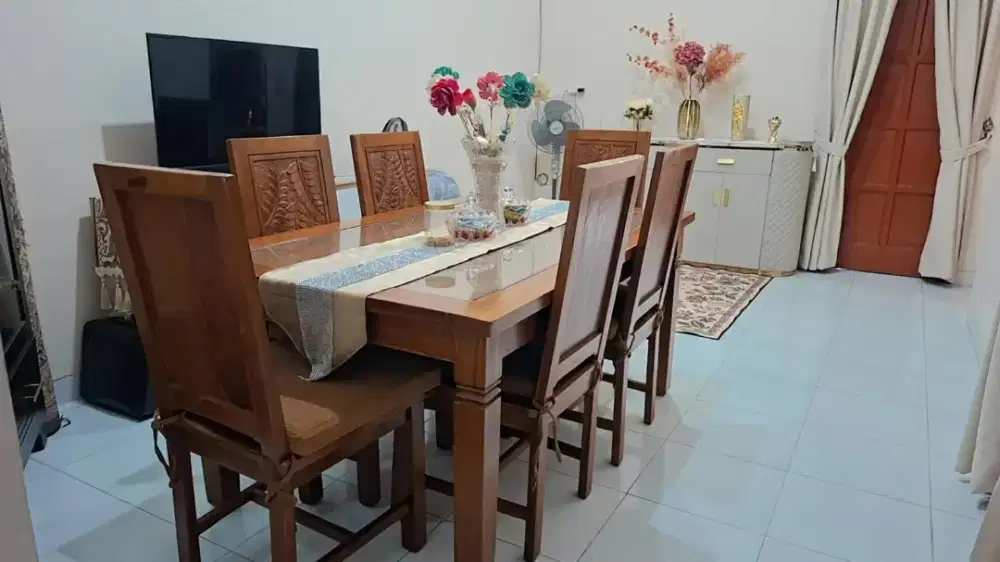 Meja makan kayu jati berikut 6 kursi