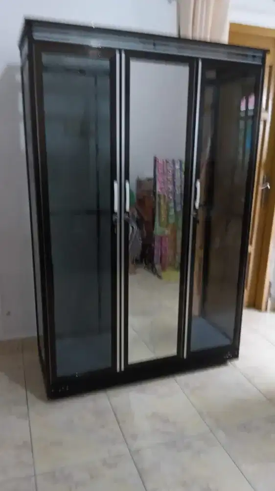 Lemari baju 3P full kaca pakai roda aluminium hitam
