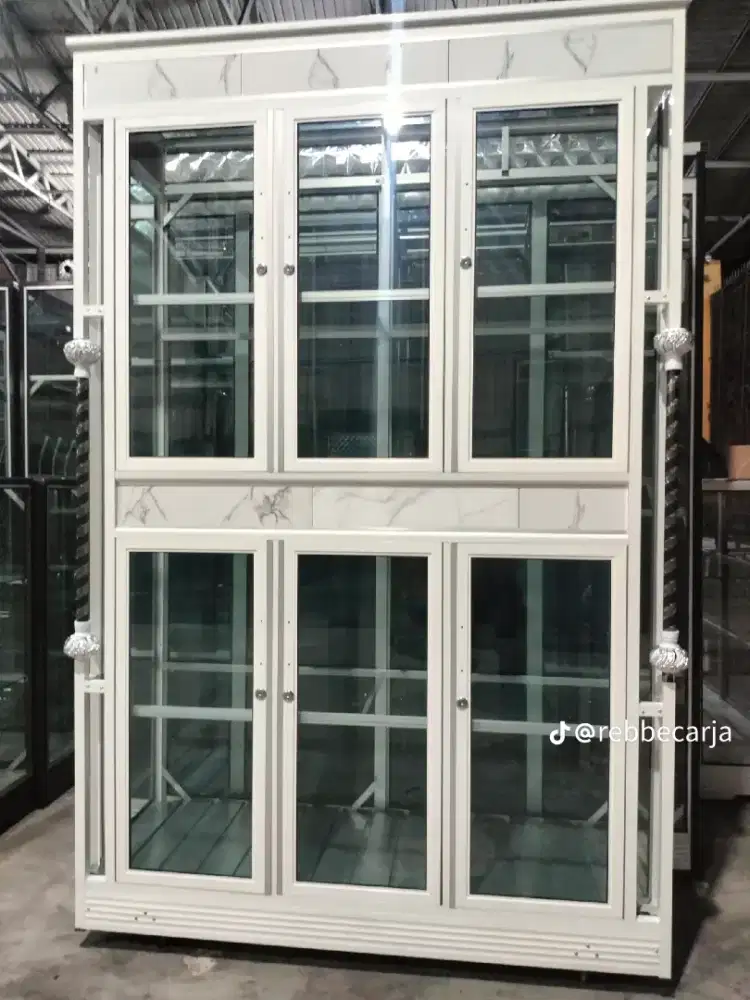 Lemari buffet pajangan 3P full kaca,wrn putih susu,beroda T.180cm