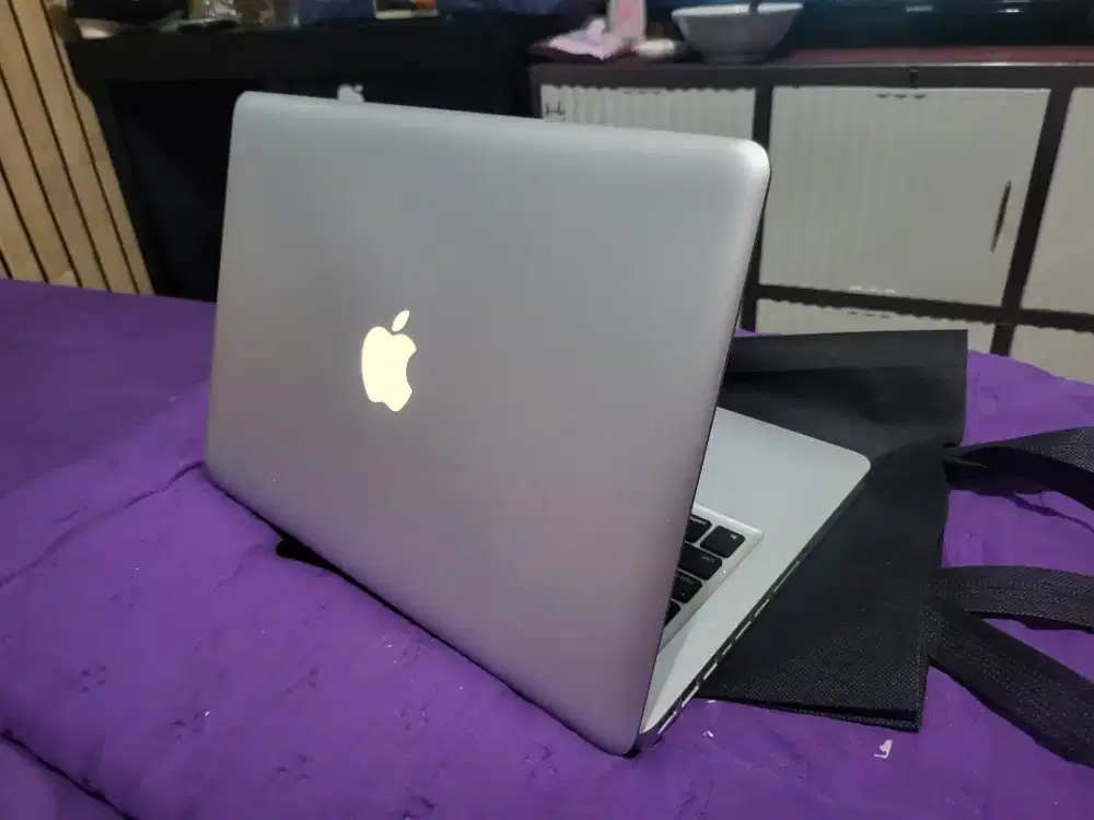 Apple Macbook pro A1278 kondisi normal cek di lokasi Pamulang unpam
