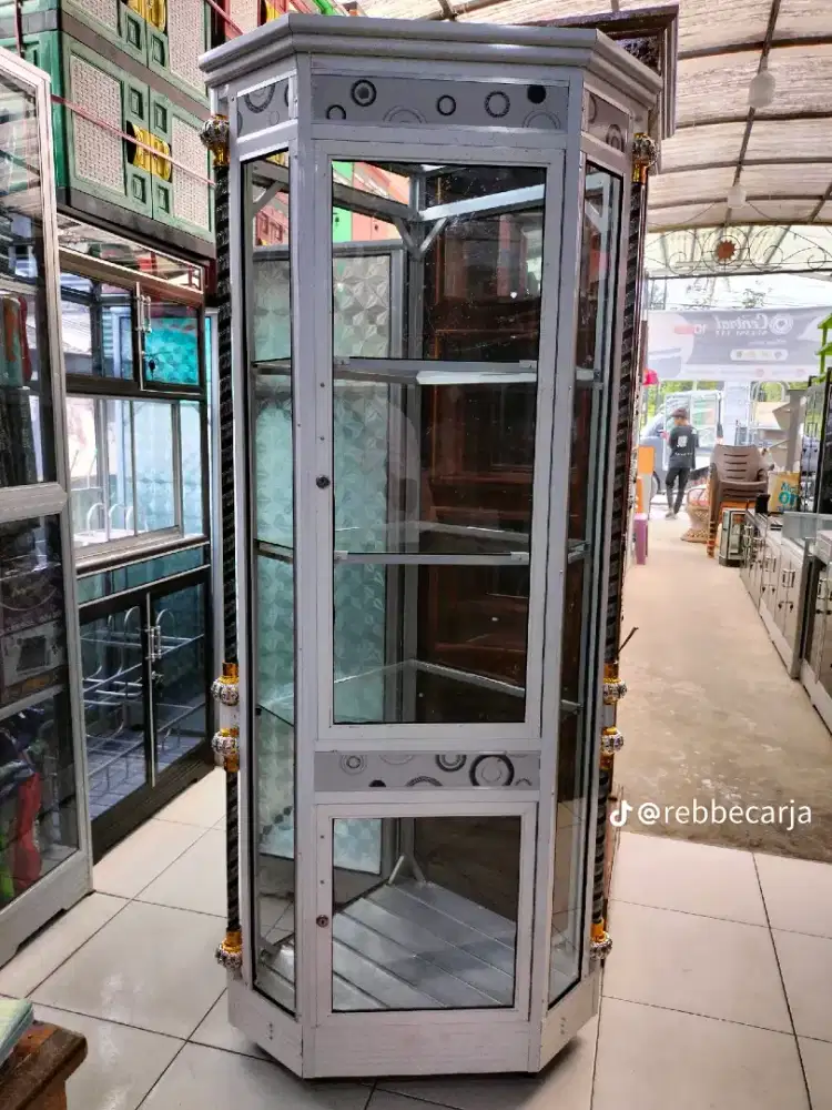 Lemari sudut model segitiga,putih susu beroda T.180cm