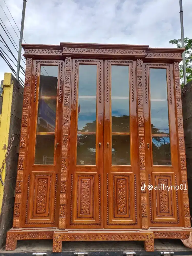 Lemari buffet/pajangan 4 pintu model ukir