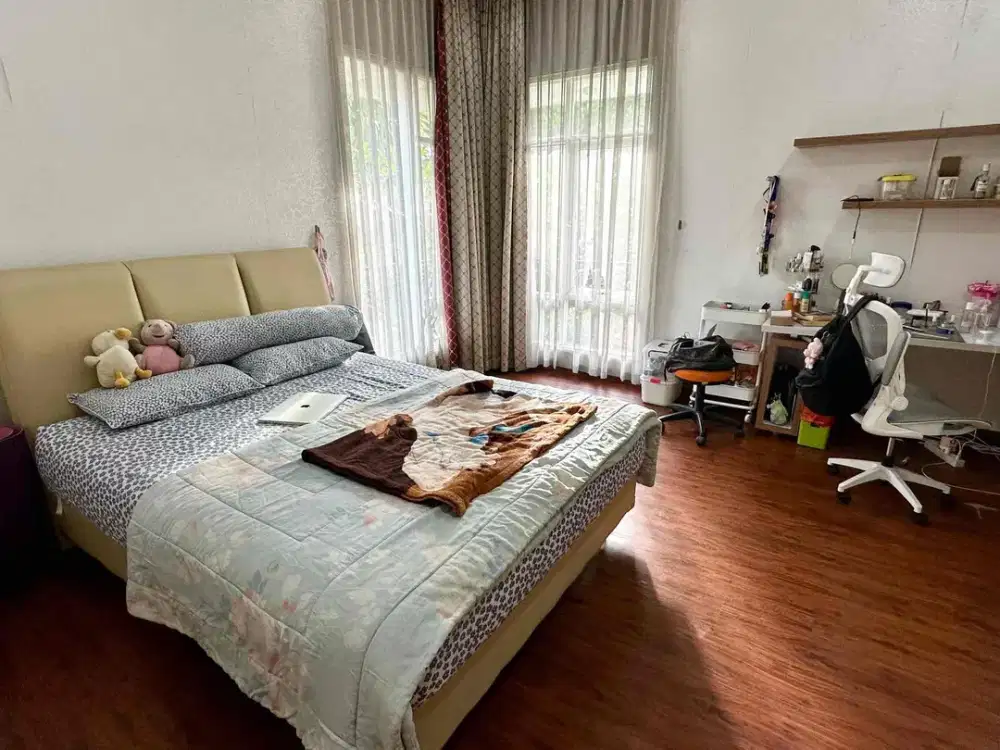 Villa Melati Mas Serpong – Rumah Hoek 2,5 Lantai Siap Huni Hadap Selatan Barat