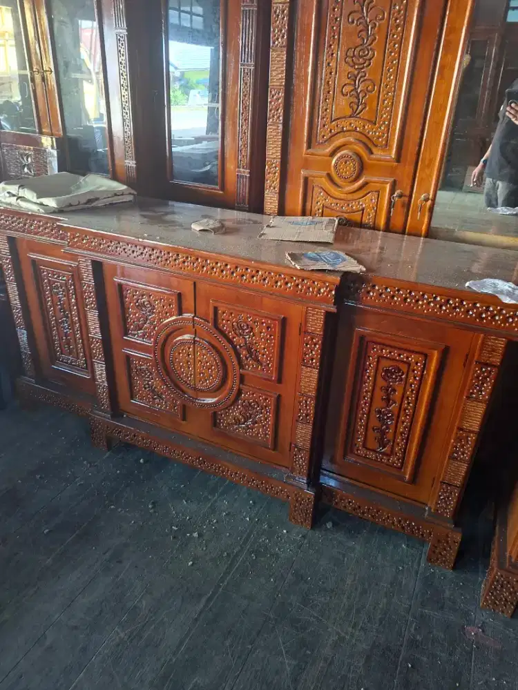 Meja buffet tv ukir jati 4P kaki maju