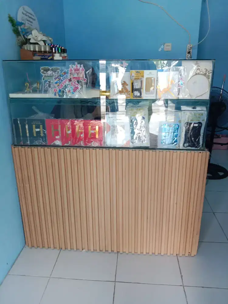 di jual cepat 2 buah meja kaca