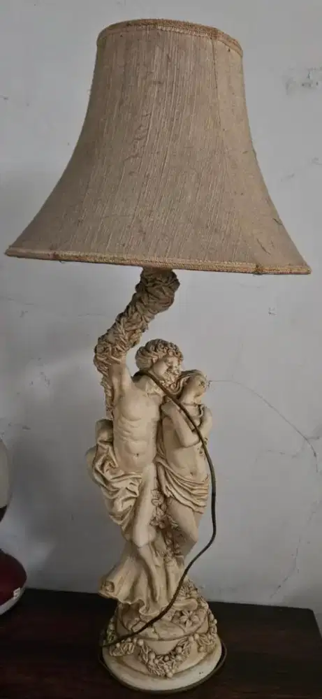 Lampu Hias. Bahan Ukiran Dari Batu. Kondisi Bagus.