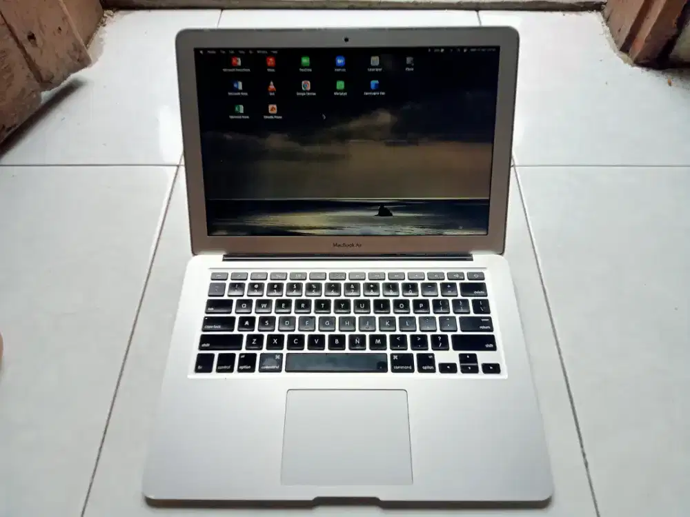 MacBook Air 2013 / 13.3 / Core i5 (Gen-5) / 128Gb / 4Gb / 2 Jam