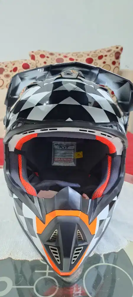 Helm Trail KYT Istimewa