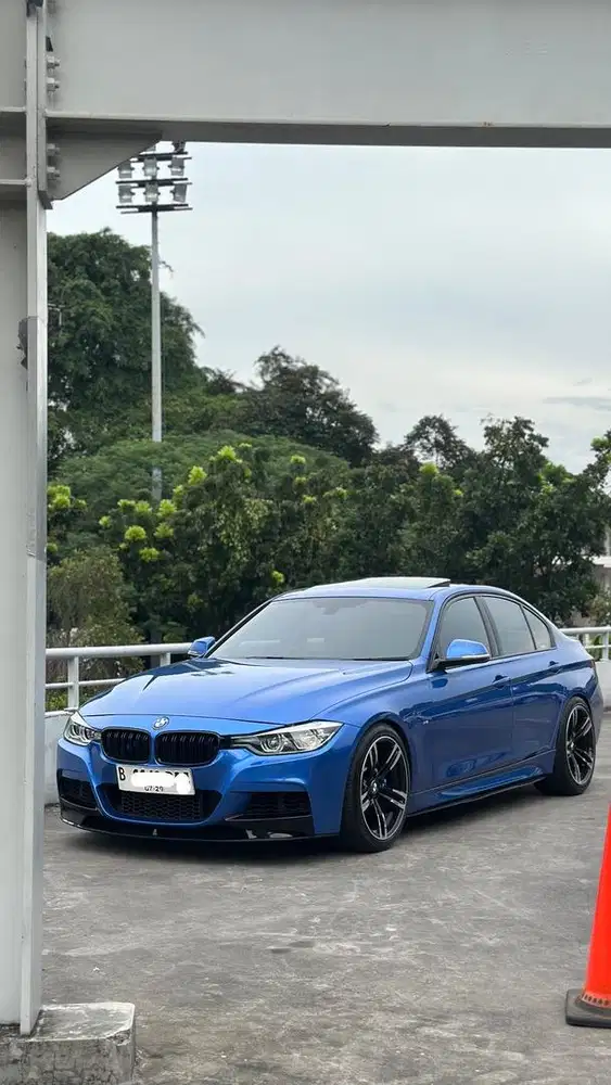BMW F30 330i Estoril Blue thn 2019