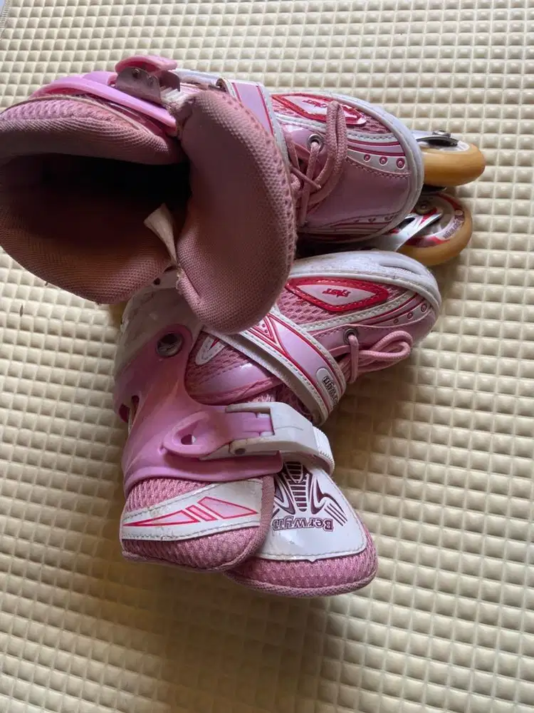 Sepatu roda berwyn (Azko)