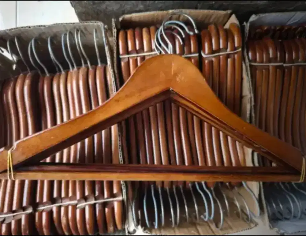 Hanger baju / jaket bahan kayu