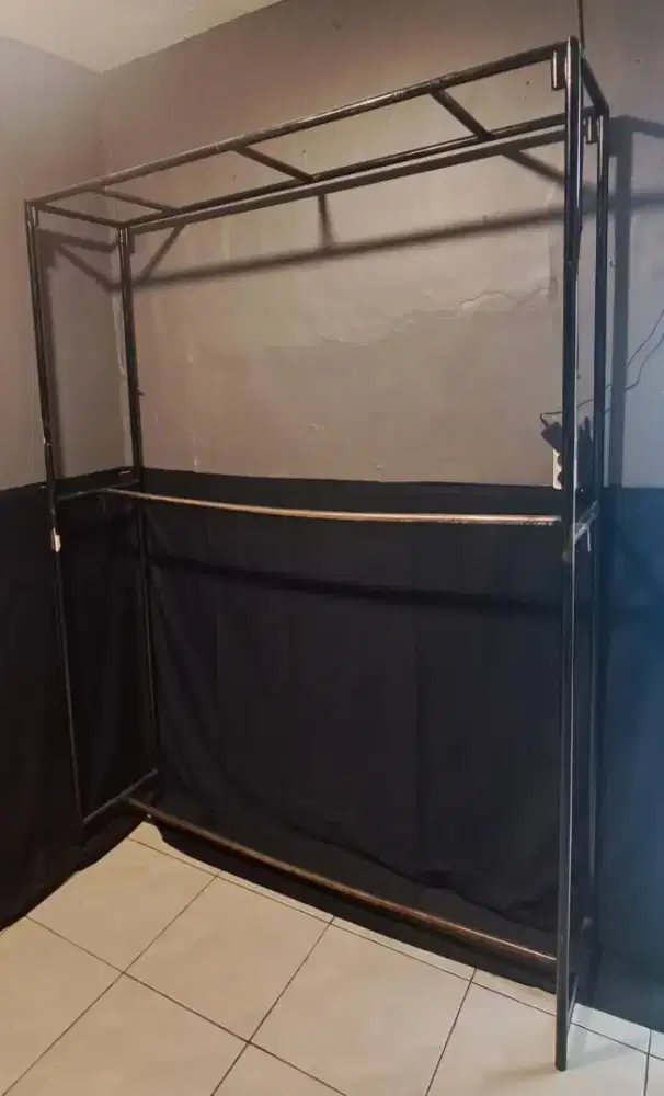 Rak display pakaian