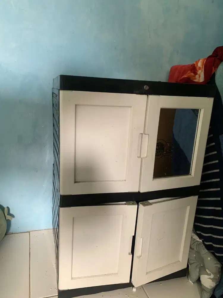 Lemari ada kaca