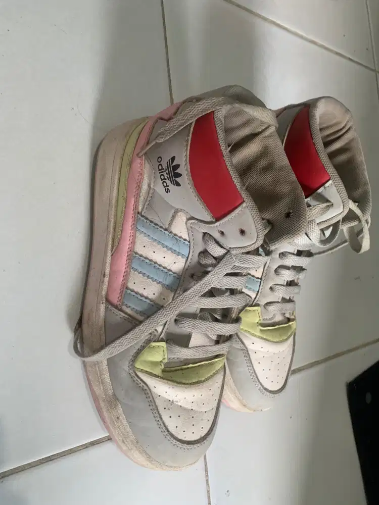 Sepatu merk adidas