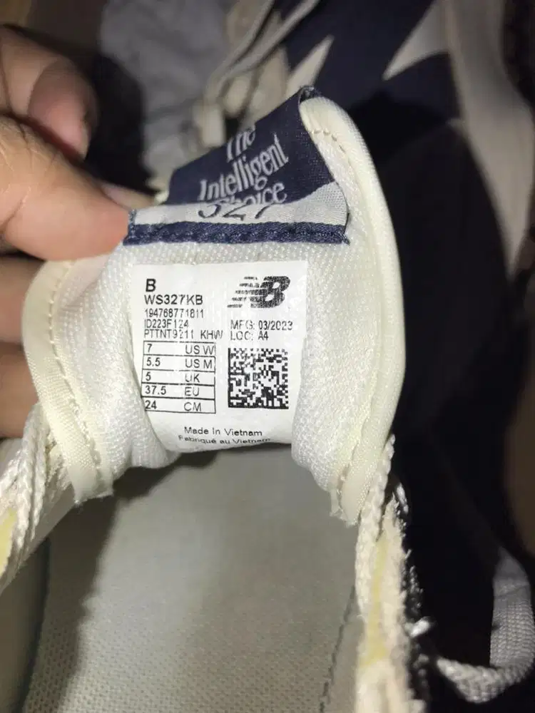 New Balance 327