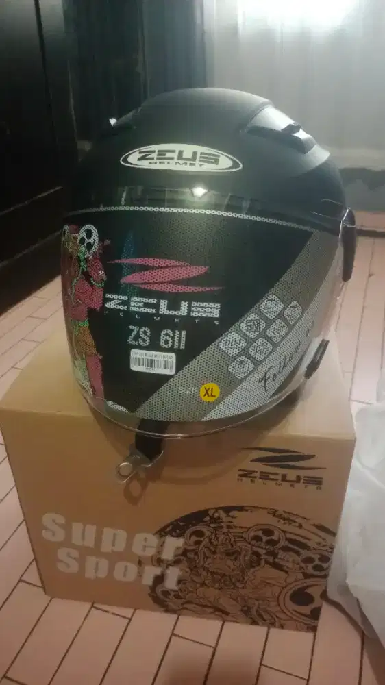 Helm half face merk zeus