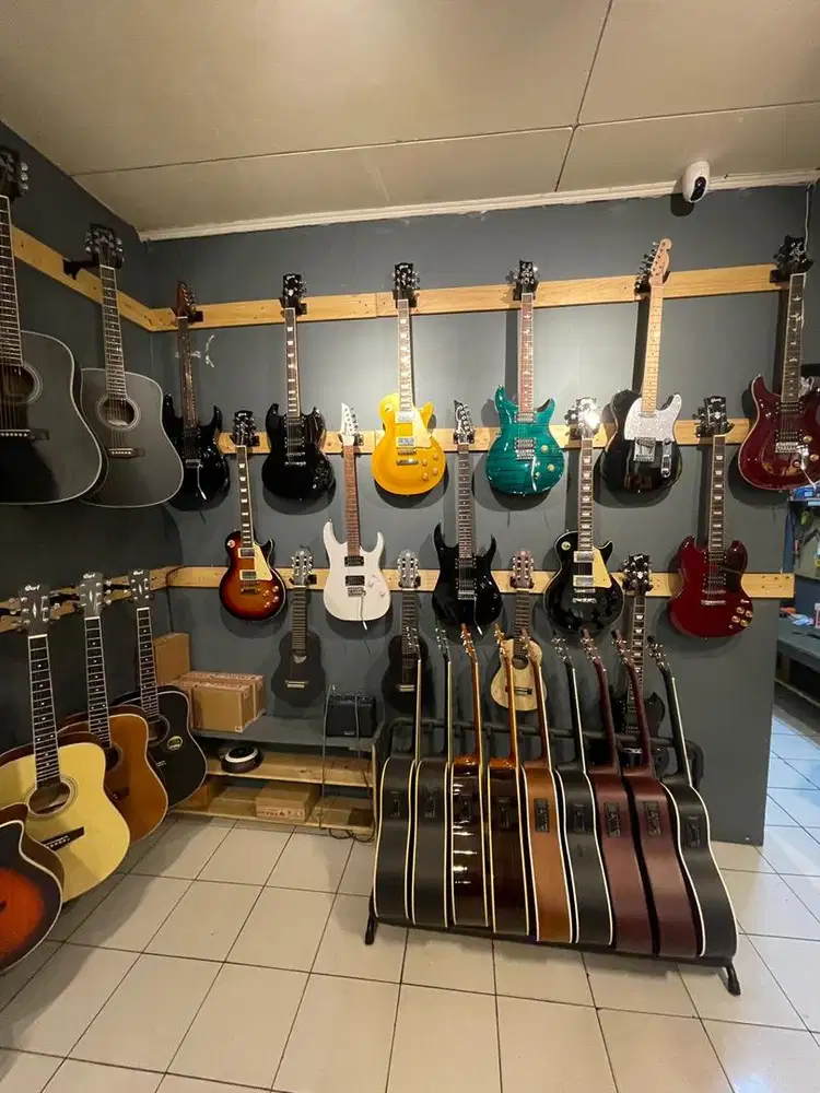 Loker Toko Gitar Wajib bisa main gitar