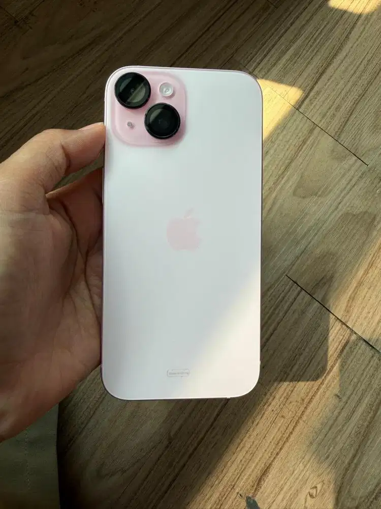 Iphone 15 warna pink