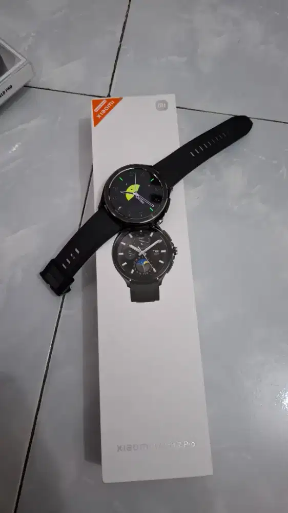 Smartwatch Xiaomi Watch 2 Pro, dan TWS Xiaomi Buds 5 ANC.