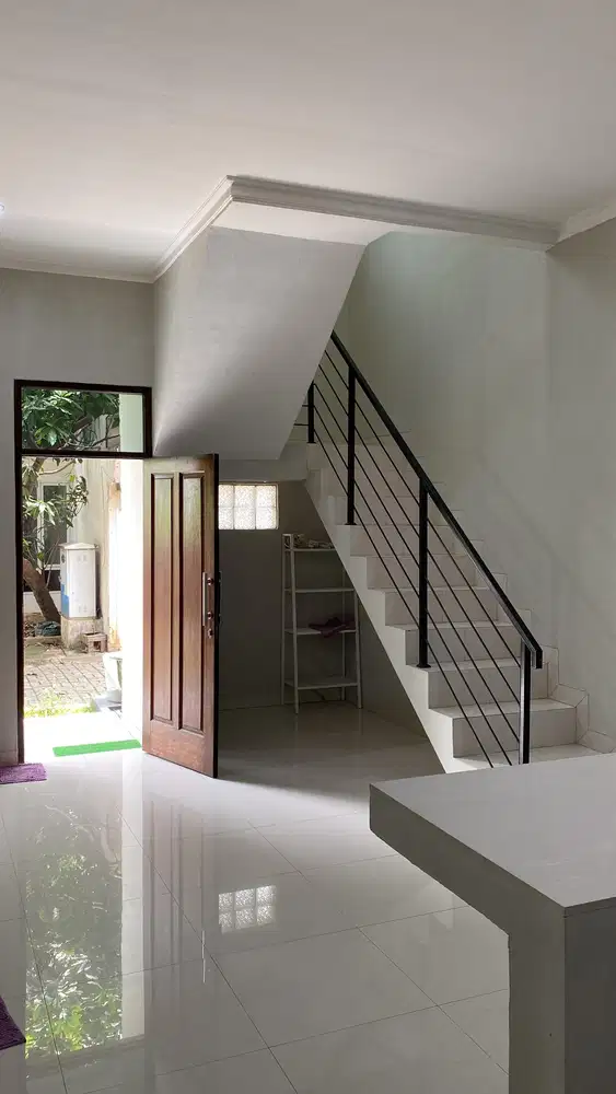 Dijual Rumah Asri 2 Lantai Dekat Pusat Perbelanjaan