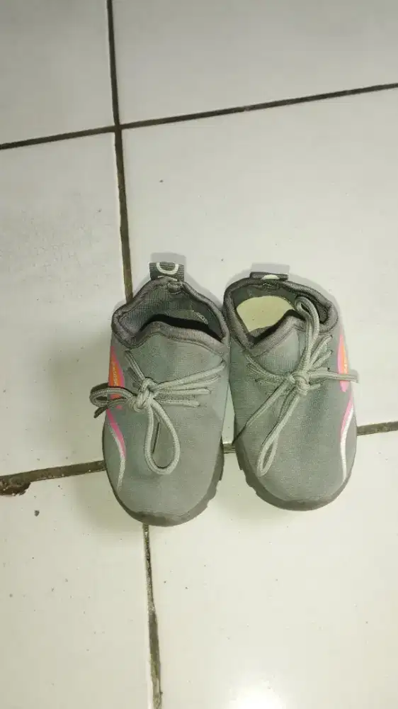 Sepatu anak ukuran 21/23