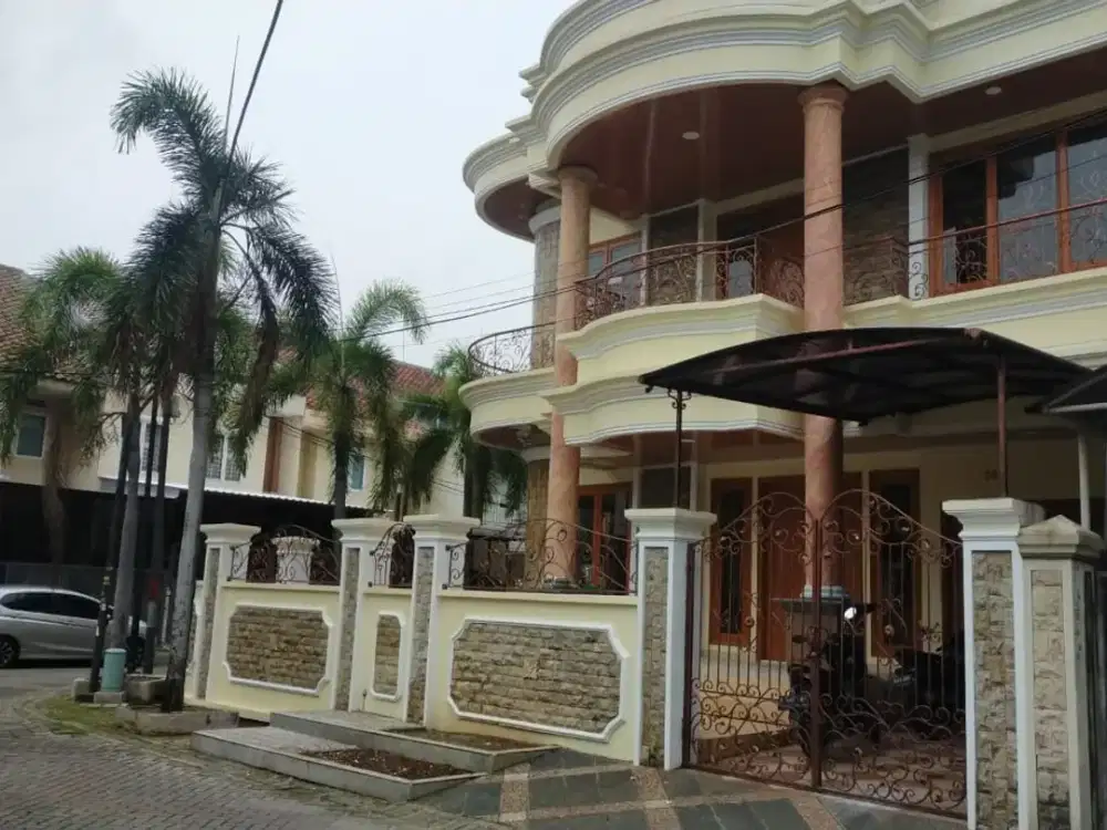 POSISI HOEK & JALAN LEBAR! Rumah Luas 15x18m di Taman Surya Cengkareng
