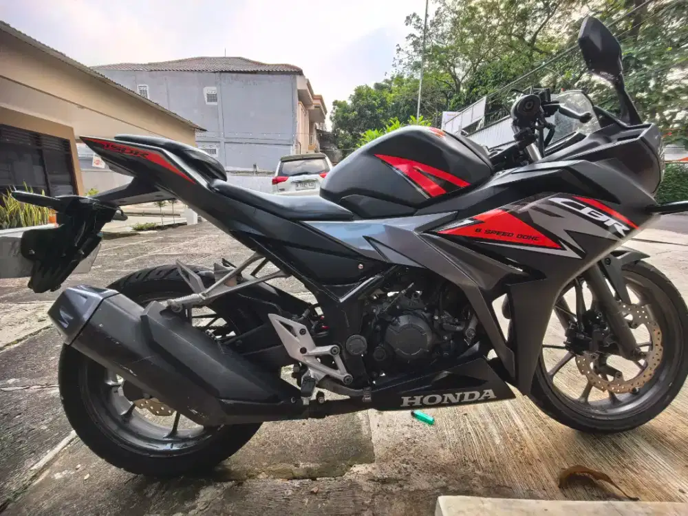 Honda CBR 150R faceflit non abs 2019 silver hitam