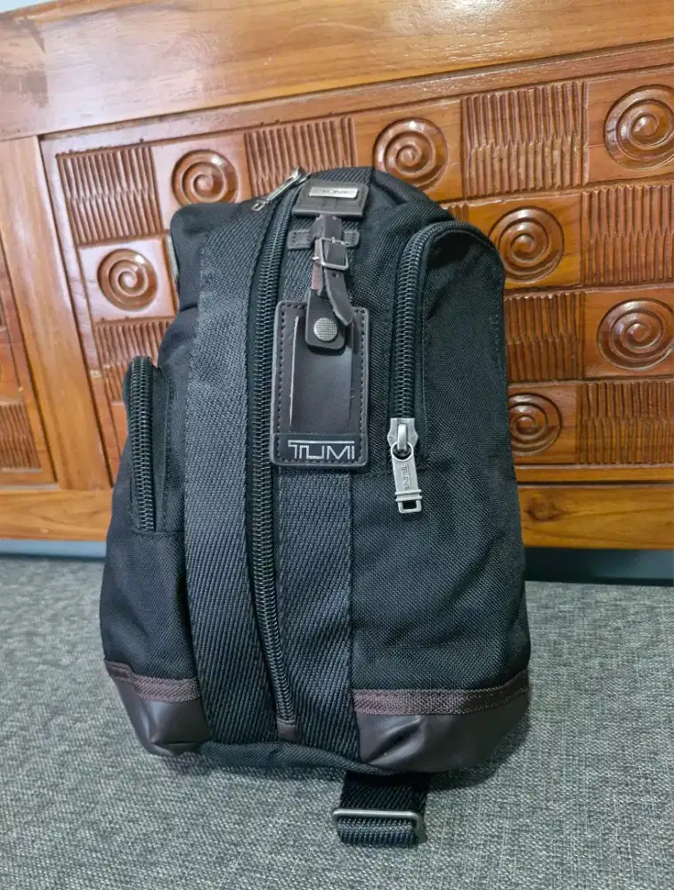 Preloved tas bodybag tumi original, mulus